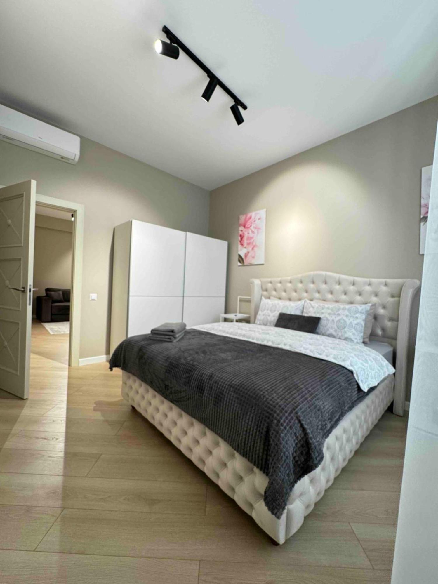 Rentnow Modern Business Apartment With 3 Bedrooms In Centre Kischinau Exterior foto